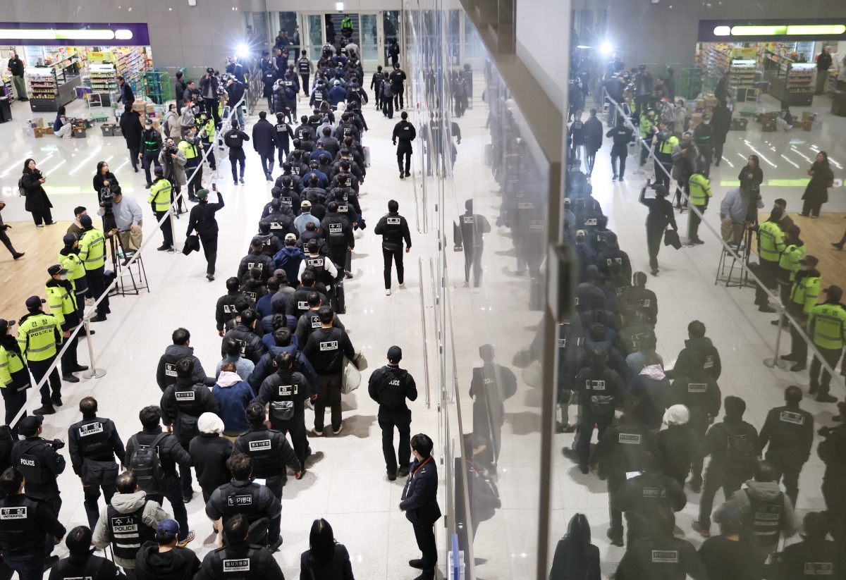 캄보디아에서 스캠(scam·사기), 인질강도 등 범행을 저지른 한국인 범죄 조직원들이 23일 인천국제공항을 통해 국내로 송환돼 수사기관으로 압송되고 있다. 2026.1.23. 연합뉴스