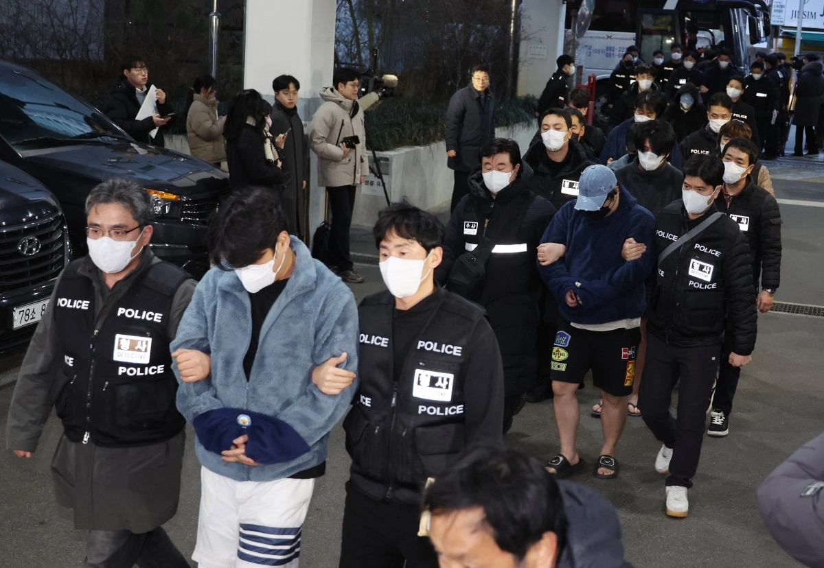 캄보디아 범죄조직의 범행에 가담했다가 국내로 강제 송환 후 압송된 한국인 피의자들이 23일 오후 부산 동래경찰서에 도착해 호송차에서 내리고 있다. 2026.1.23. 연합뉴스
