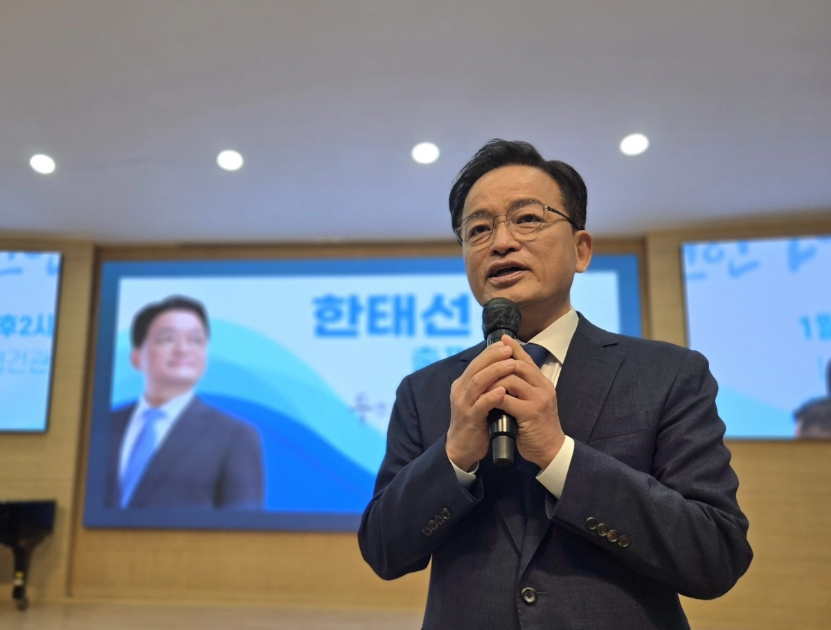 한태선 더불어민주당 정청래 당대표 특보가 24일 나사렛대학교에서 열린 출판기념회에서 인사말을 하고 있다. 이종익 기자