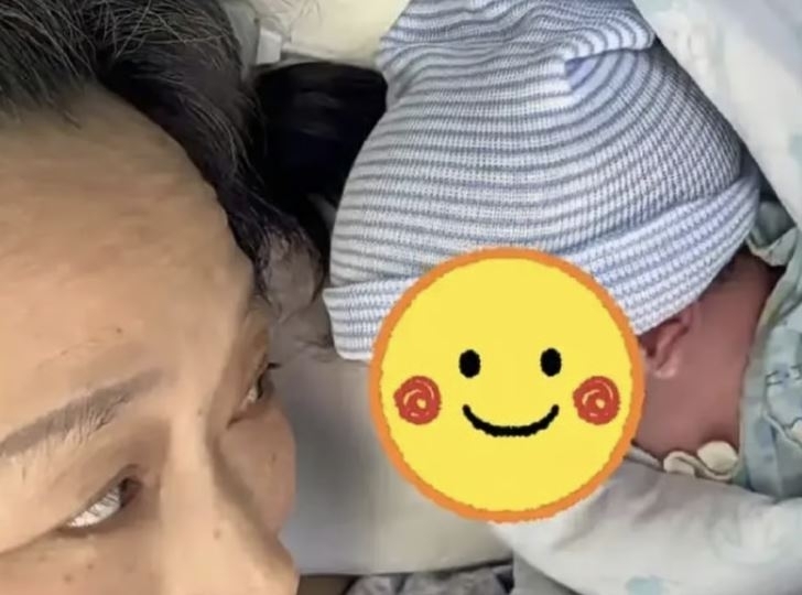 59세에 아들을 낳은 저우씨가 아기를 바라보고 있다. 그는 중국 장쑤성 장자강시에서 가장 나이 많은 산모가 됐다. 중국 포털 사이트 소후 캡처