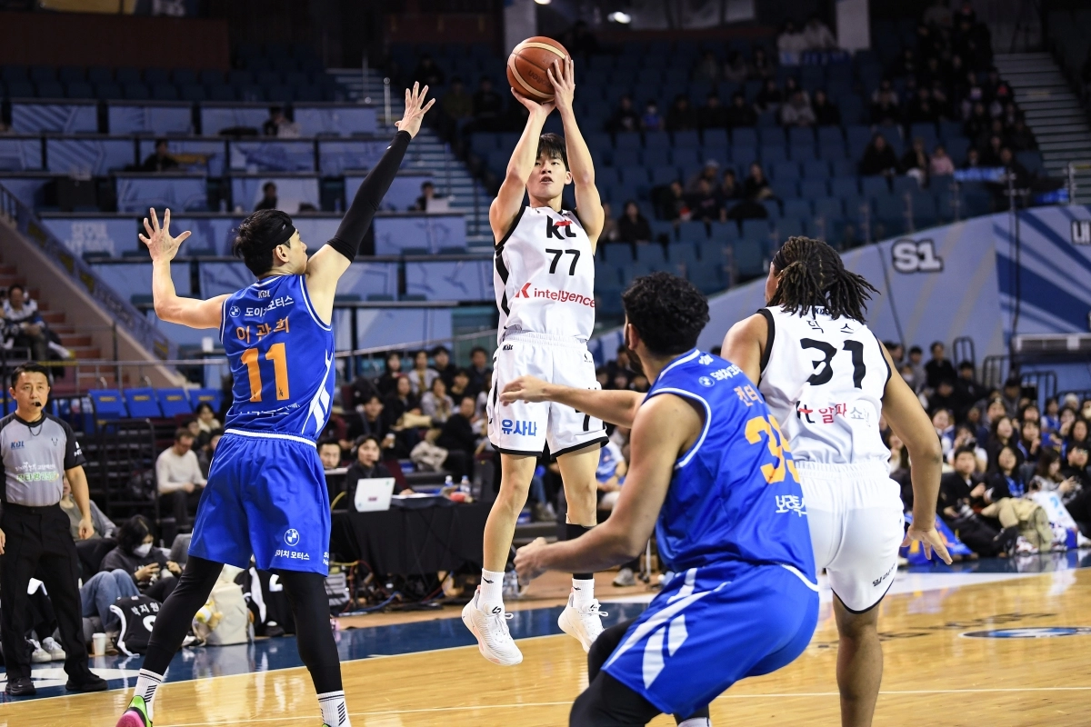 강성욱이 24일 서울 잠실실내체육관에서 열린 2025~26 프로농구 수원 kt와 서울 삼성의 경기에서 슛을 시도하고 있다. 2026.1.24 KBL 제공
