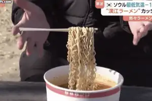 꽁꽁 언 한강에서 ‘라면 얼리기’ 시연한 日 기자 ‘화제’