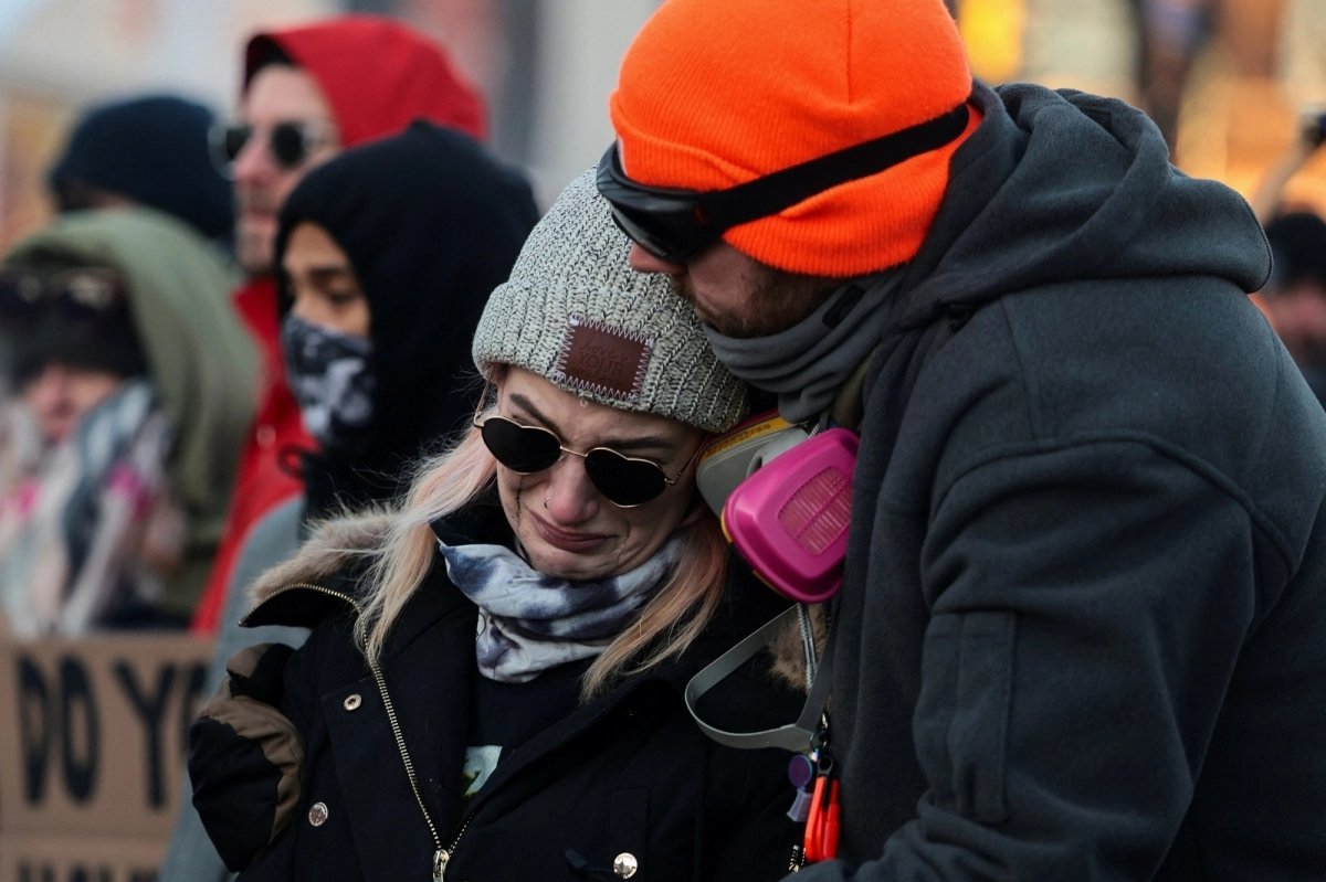 24일(현지시간) 미국 미네소타주 미니애폴리스에서 사람들이 알렉스 프레티(Alex Pretti)의 사망 현장에 마련된 임시 추모 공간 주변에 모여 있다. 알렉스 프레티는 연방 요원들이 그를 제압하려 시도하던 중 쏜 총에 맞아 숨진 것으로 확인되었다. 2026.1.25. 로이터 연합뉴스