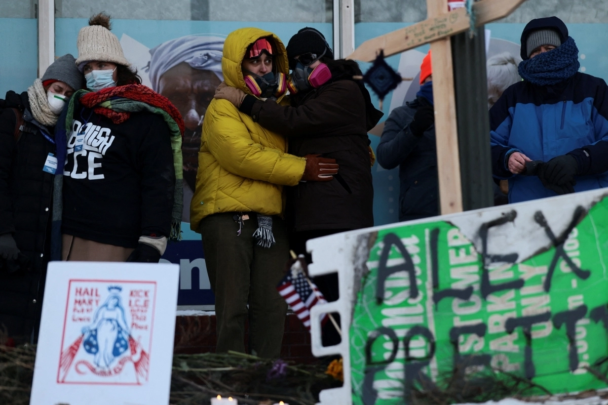 24일(현지시간) 미국 미네소타주 미니애폴리스에서 사람들이 알렉스 프레티(Alex Pretti)의 사망 현장에 마련된 임시 추모 공간 주변에 모여 있다. 알렉스 프레티는 연방 요원들이 그를 제압하려 시도하던 중 쏜 총에 맞아 숨진 것으로 확인되었다. 2026.1.25. 로이터 연합뉴스