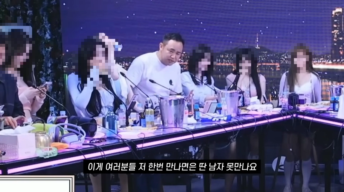 최근 온라인상에서 여성의 연락처를 두고 후원액 경매를 진행하는 이른바 ‘경매 소개팅’이 유행하고 있는 것으로 알려져 “여성을 도구화한다” 등의 비판이 제기되고 있다. 사진은 아프리카TV에서 여캠 BJ들과 자신의 엑셀 방송인 ‘광우상사’를 진행하고 있는 BJ 커맨더지코(사진 일부 모자이크 처리함). 유튜브 채널 ‘커맨더지코’ 캡처