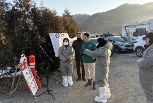 백영현 포천시장이 25일 아프리카돼지열병 발생농장을 찾아 방역과 살처분 준비 상황을 점검하고 있다.