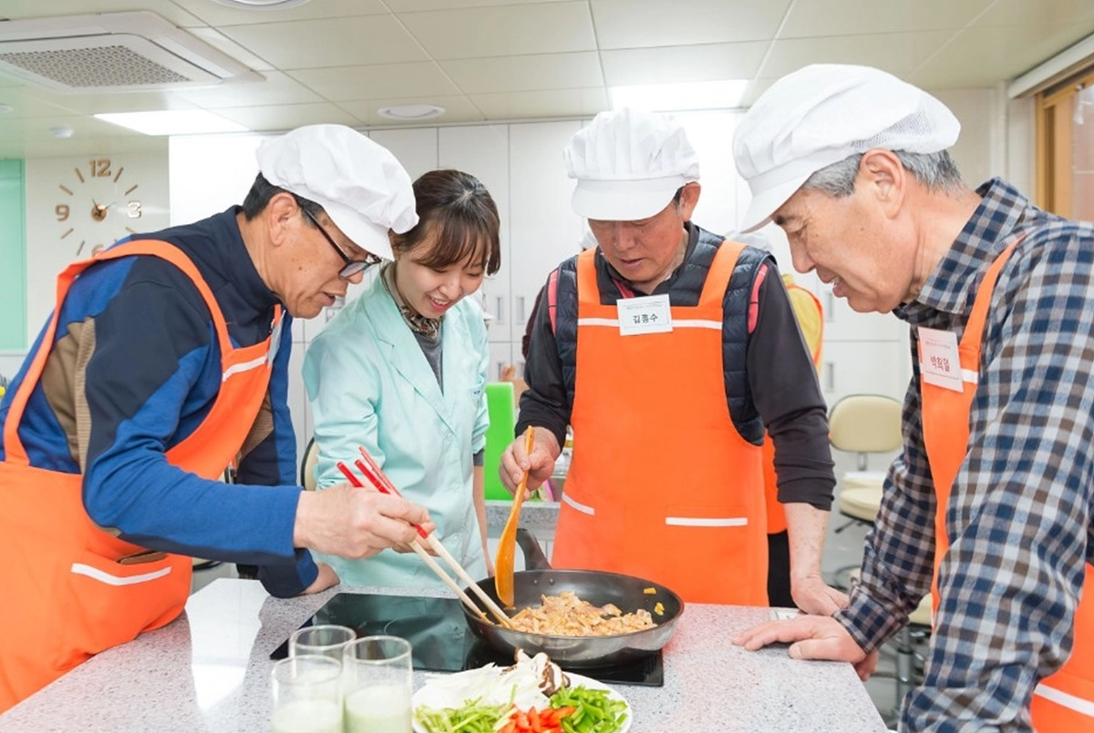 양천구 ‘아버지 영양교실’에서 요리실습 중인 어르신 모습. 양천구 제공