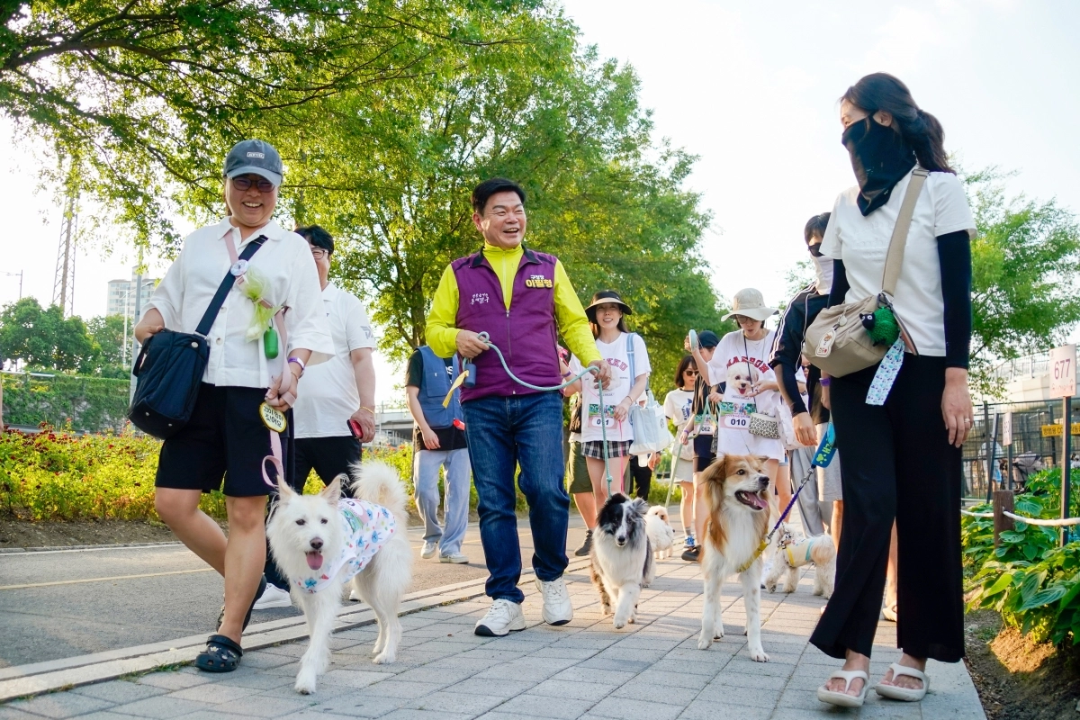 이필형 동대문구청장이 지난해 6월 주민들과 산책하는 모습. 동대문구 제공