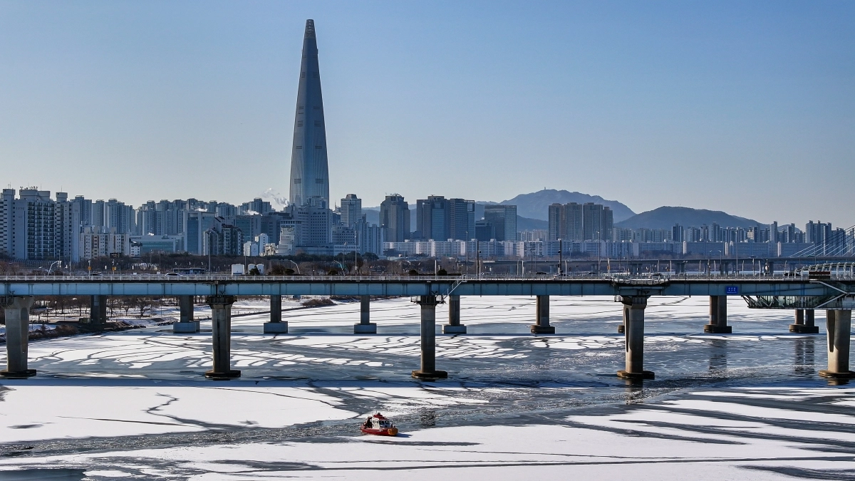 25일 전국 대부분 지역 아침 기온이 영하 10도 안팎으로 떨어지며 한파가 이어진 가운데 서울 한강 광나루한강공원 선착장 인근 강물이 얼어있다. 뉴스1