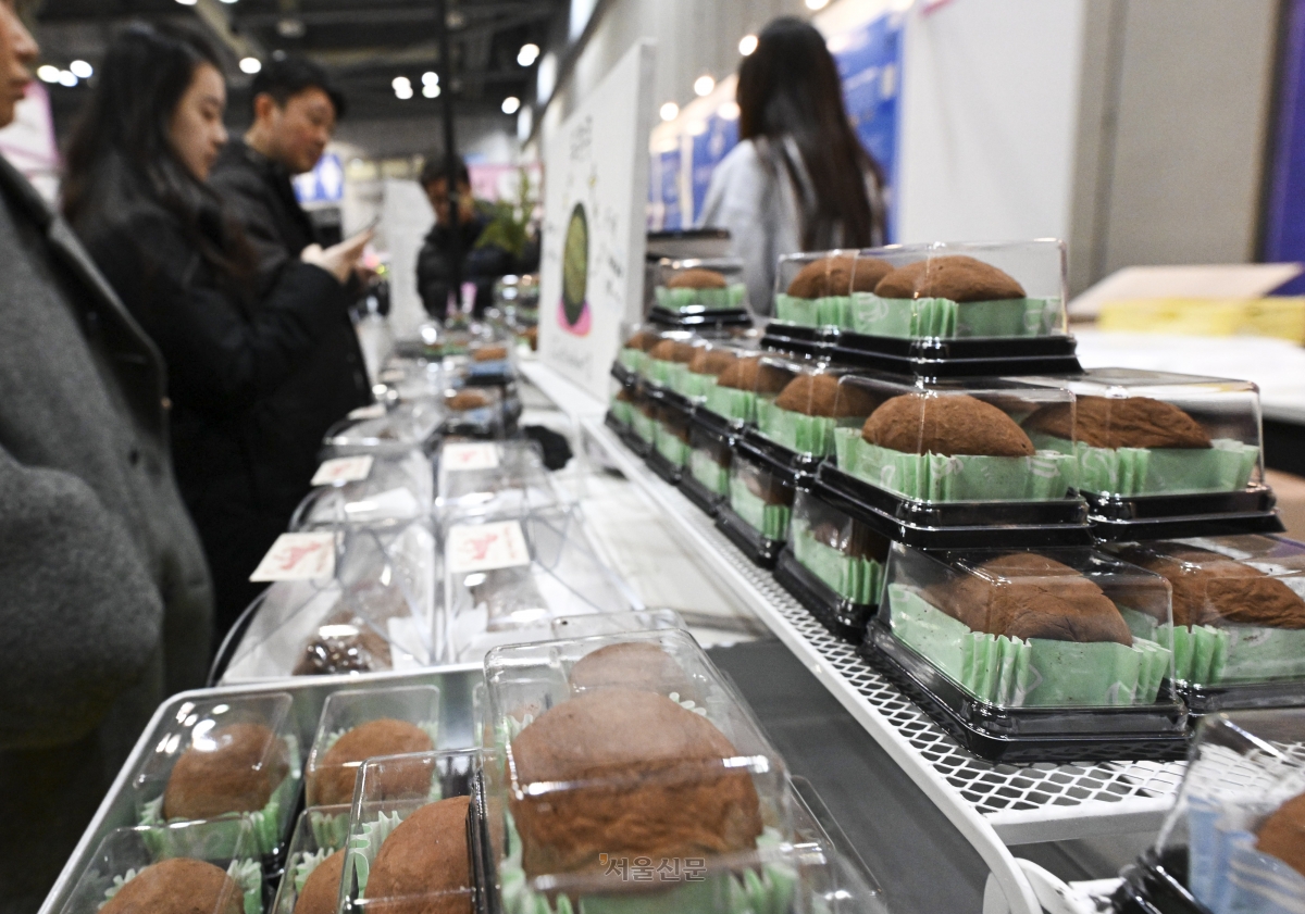 22일 경기 고양시 킨텍스에서 열린 2026 카테디저트페어에서 참관객들이 관련 상품을 둘러보고 있다. 사진과 기사 내용은 무관함. 이지훈 기자