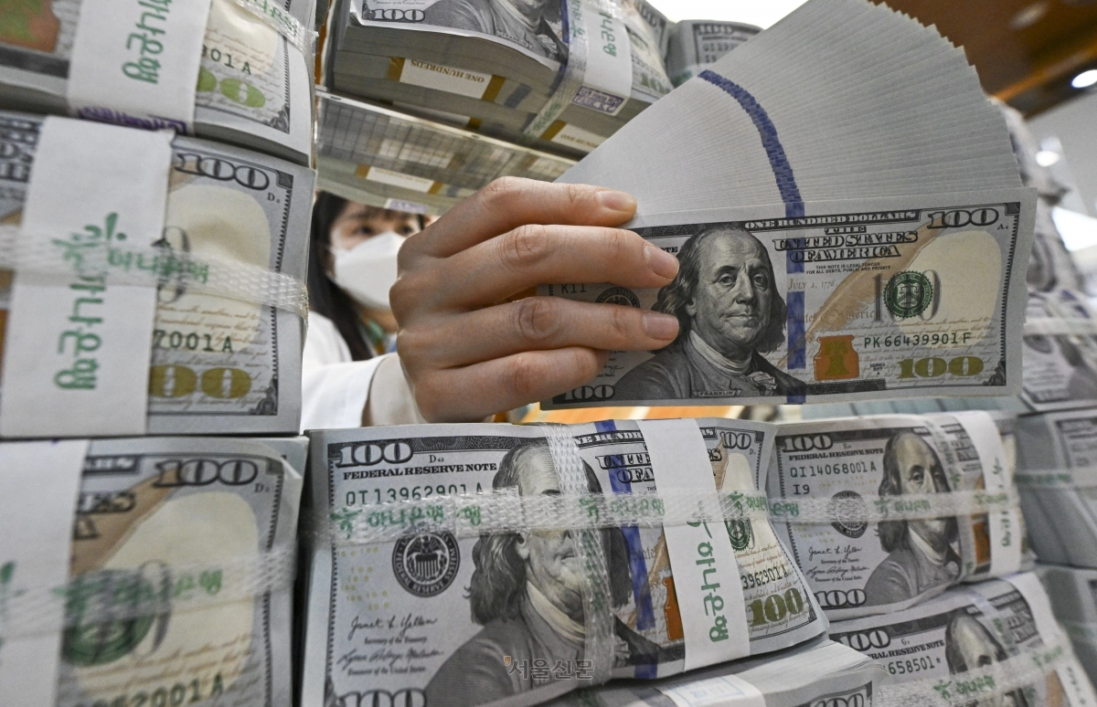 서울 중구 하나은행 위변조대응센터에서 직원이 달러화를 정리하고 있다. 이지훈 기자