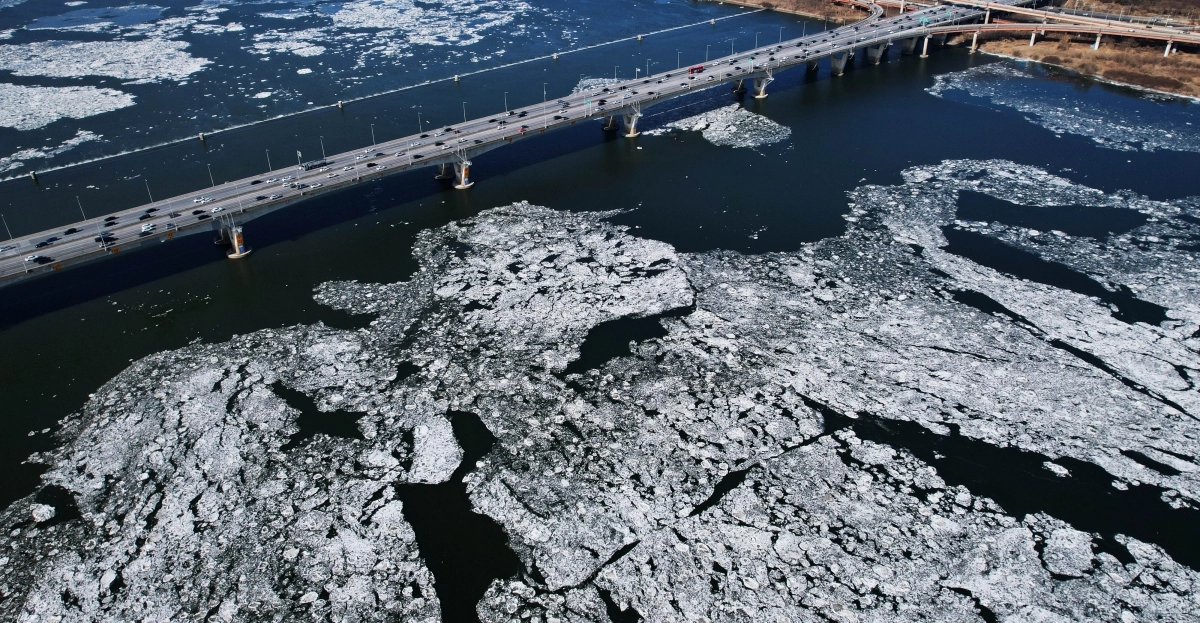 한파가 이어진 25일 경기도 김포시 김포대교 일대 한강에 유빙이 떠다니고 있다. 2026.1.25 홍윤기 기자