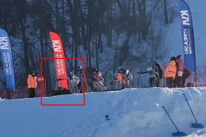 가장 늦게 열린 문, 옆 선수가 앞길로 뛰어들었다…그날의 재구성