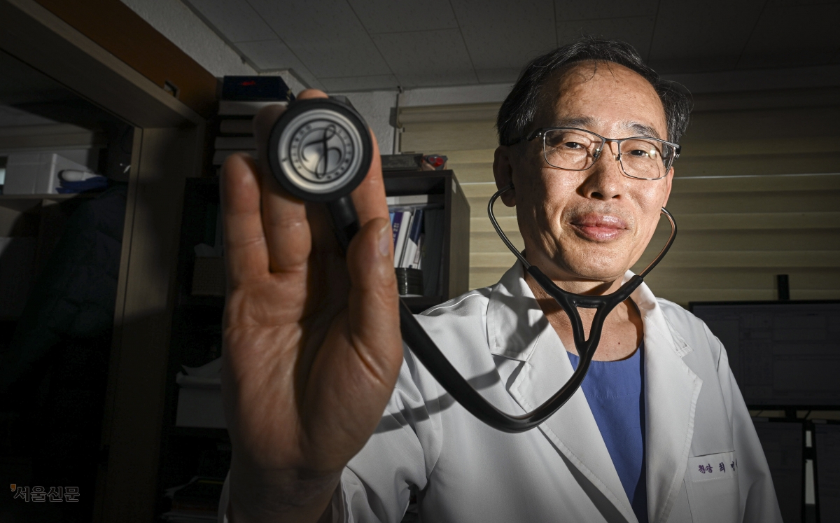 최명석 신안대우병원 원장이 지난 16일 전남 신안군 비금도에 있는 병원에서 청진기를 든 채 포즈를 취하고 있다. 최 원장은 2008년 병원을 인수한 뒤 18년간 섬을 지키며 6300여명의 주민을 돌보고 있다. 그는 “의료는 수익성이 아닌 생존의 문제로 바라봐야 한다”며 의료 취약지에 대한 정부 차원의 거점 병원 지정이 필요하다고 강조했다.  신안 이지훈 기자