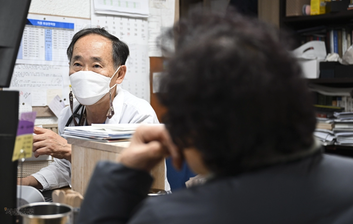 최명석 원장이 병원을 찾은 환자를 진료하는 모습. 이곳은 비금도뿐 아니라﻿ 인근 섬 주민들까지 진료권에 두고 있다. 신안 이지훈 기자