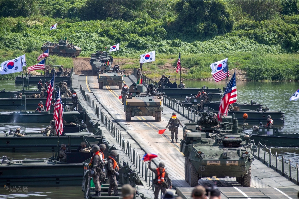 미 국방부가 대북 억제에서 ‘한국의 주도적 책임’을 강조한 국가방위전략(NDS)을 발표한 가운데 엘브리지 콜비 국방부 정책담당차관이 25일 방한하며 주한미군 역할 조정이 논의 테이블에 오를 것으로 보인다. 사진은 육군 제7공병여단이 지난해 8월 경기 여주 남한강 일대에서 실시한 ‘2025년 을지자유의방패/타이거’ 훈련 중 하나인 ‘한미연합 제병협동 도하훈련’ 모습. 육군 제공