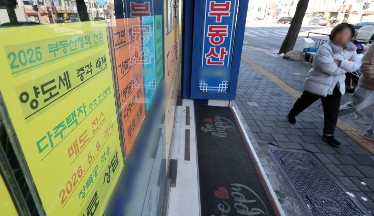 이재명 대통령이 25일 다주택자 양도소득세 중과 유예 종료 의지를 강조한 가운데 서울의 한 공인중개사 사무소에 오는 5월 9일 만료되는 다주택자 양도소득세 상담 안내문이 붙어 있다. 뉴스1