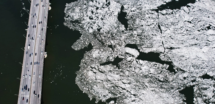 한파가 이어진 25일 경기 김포시 김포대교 일대 한강에 유빙이 떠다니고 있다. 홍윤기 기자