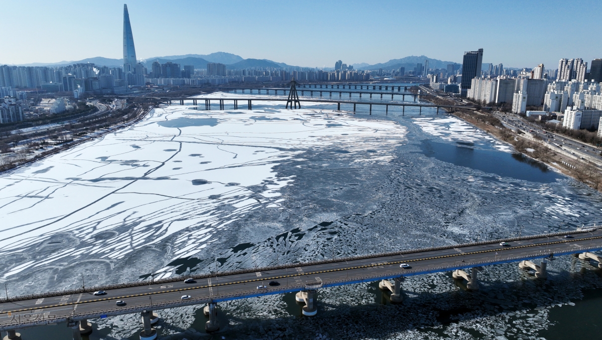 꽁꽁 얼어붙은 한강