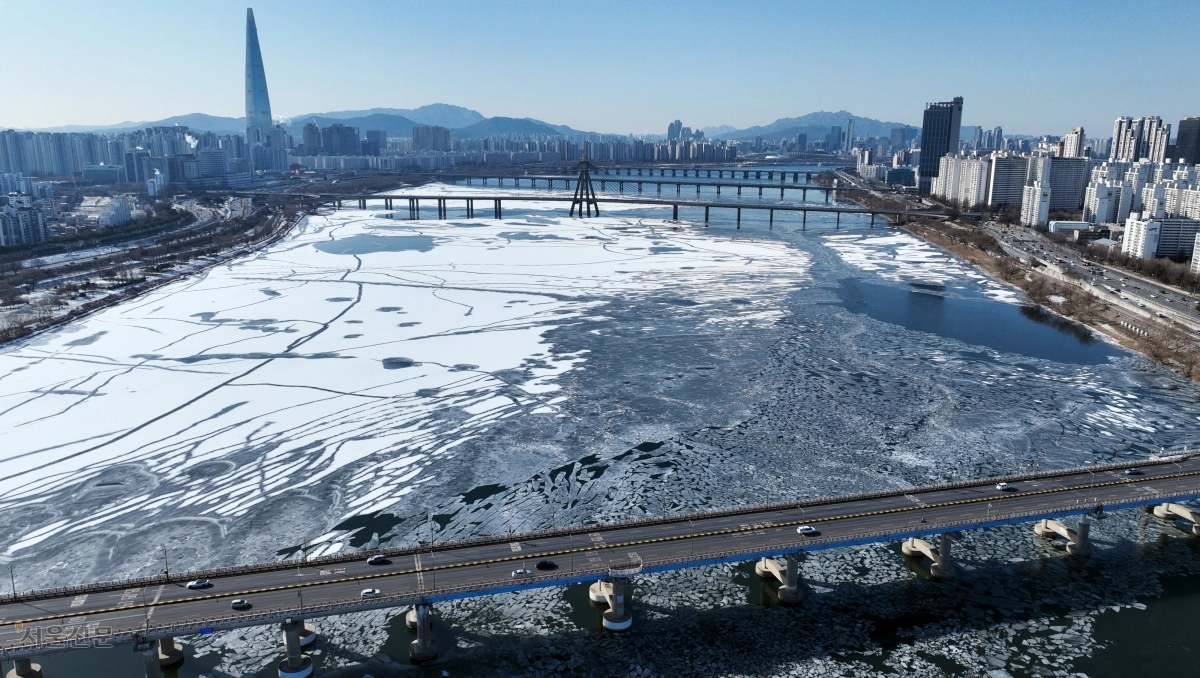 꽁꽁 얼어붙은 한강