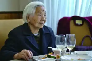 thumbnail - 새벽 2시 취침·과자 좋아하는 101세 “장수 비결은 단 하나” 놀라운 사연