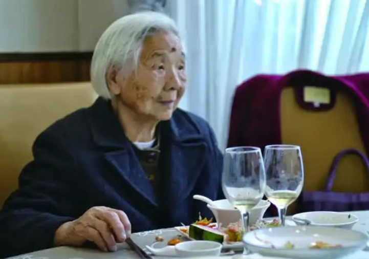 중국에서 새벽까지 TV를 보는 등 일반적인 건강 상식을 뒤집는 생활 습관으로 건강을 유지 중인 101세 할머니의 사연이 전해져 화제가 되고 있다. 바이두