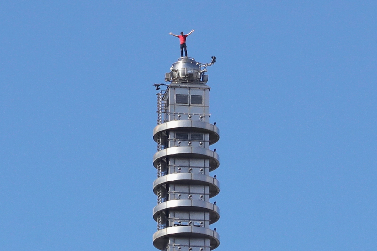 미국의 암벽 등반가 알렉스 호놀드가 25일 대만 타이베이의 초고층 빌딩 타이베이 101을 안전장비 없이 등반하는 데 성공했다. 호놀드가 건물 꼭대기에 서있는 모습. 2026.01.25. AP 뉴시스