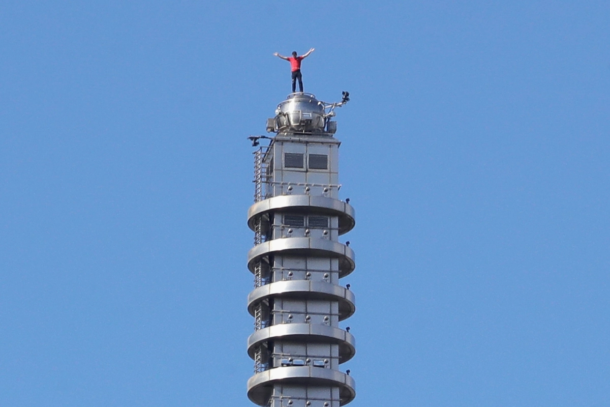 미국의 암벽 등반가 알렉스 호놀드가 25일 대만 타이베이의 초고층 빌딩 타이베이 101을 안전장비 없이 등반하는 데 성공했다. 호놀드가 건물 꼭대기에 서있는 모습. 2026.01.25. AP 뉴시스