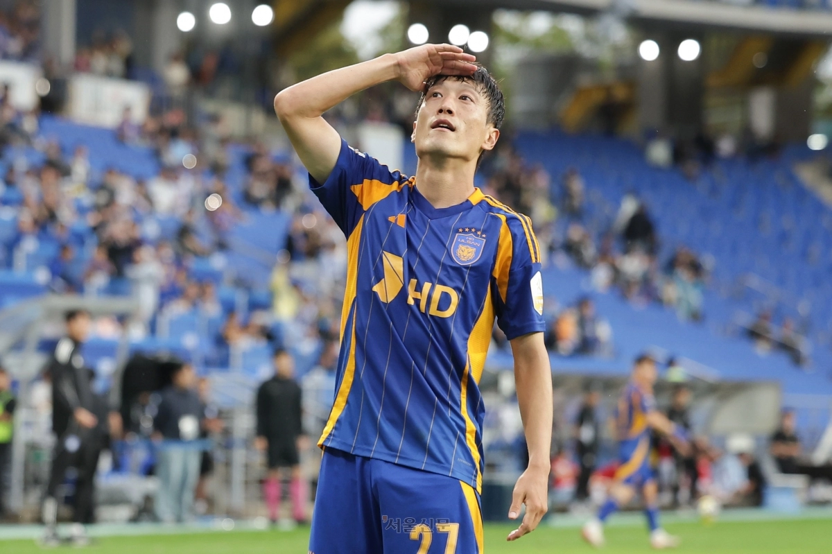 이청용이 18일 울산 문수축구경기장에서 열린 K리그1 33라운드 광주FC전에서 골을 터트린 뒤 골프공을 치고 멀리 바라보는 ‘골프 세리머니’를 선보이고 있다. 2025.10.18 한국프로축구연맹 제공