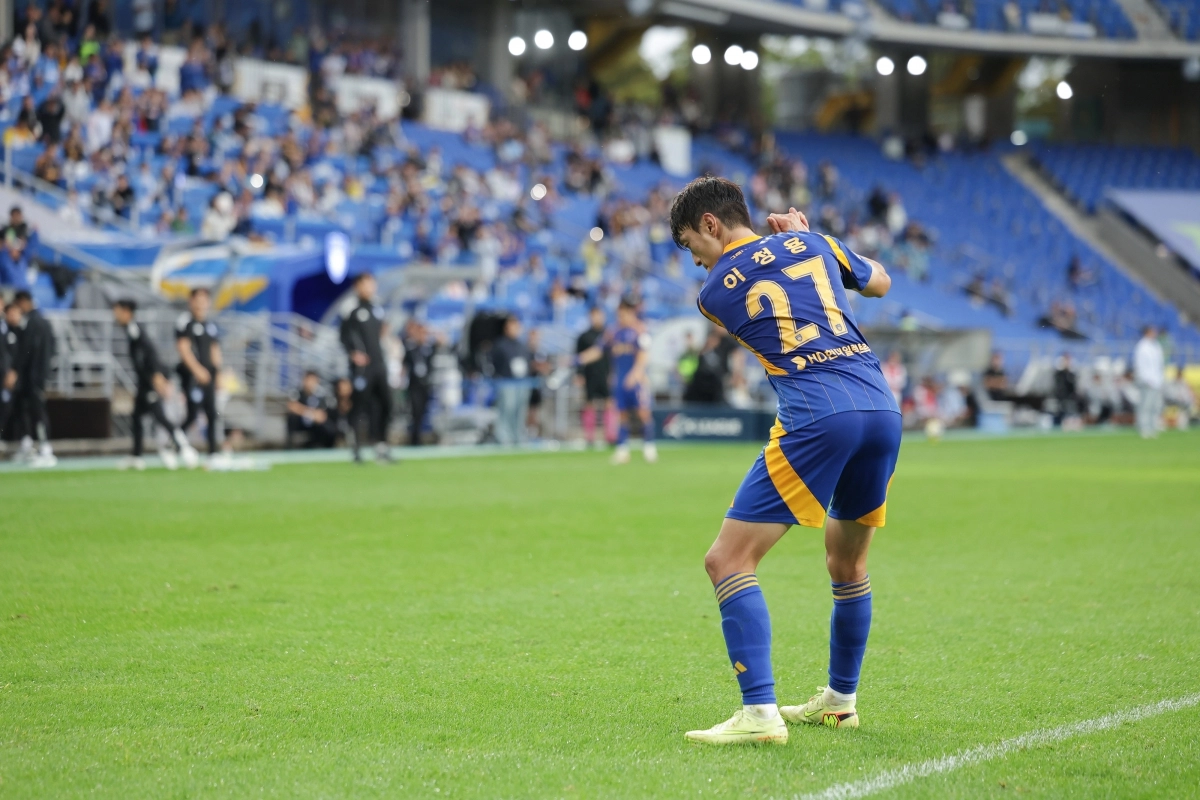 이청용이 18일 울산 문수축구경기장에서 열린 K리그1 33라운드 광주FC전에서 골을 터트린 뒤 신태용 감독을 저격하는 ‘골프 세리머니’를 선보이고 있다. 2025.10.18 한국프로축구연맹 제공