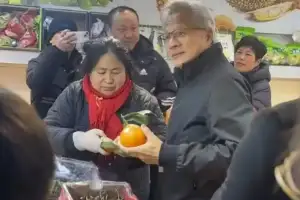 깐부치킨 먹던 젠슨황, 상하이 시장서 과일사고 ‘홍바오’ 세례