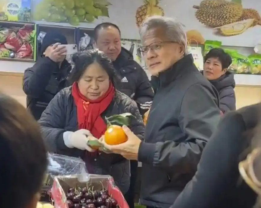 젠슨 황(오른쪽) 엔비디아 최고경영자가 24일 중국 상하이의 한 시장을 찾아 과일을 사고 있다. 바이두 캡처