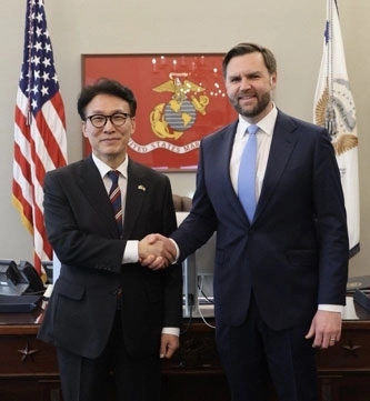 김민석(왼쪽) 국무총리가 23일(현지시간) 미국 워싱턴DC 백악관에서 JD 밴스 부통령과 면담에 앞서 기념 촬영을 하고 있다. 국무총리실 제공