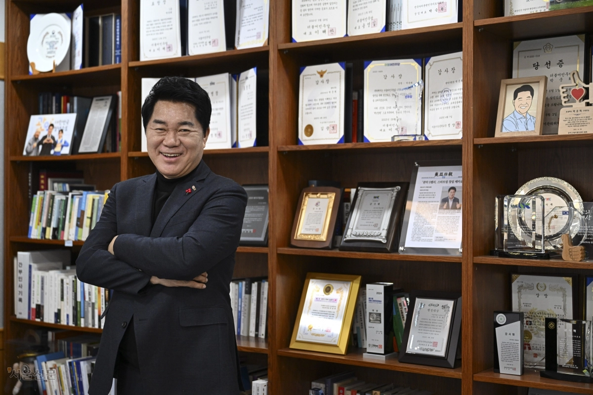 박준희 서울 관악구청장이 25일 집무실의 한쪽 벽을 가득 채운 상패 앞에서 포즈를 취하고 있다. 관악구는 민선 8기에 외부에서 203건을 수상했다. 박 구청장은 “주민들이 구의 행정으로 조금이라도 더 행복해질 수 있도록 노력하겠다”며 활짝 웃었다. 이지훈 기자