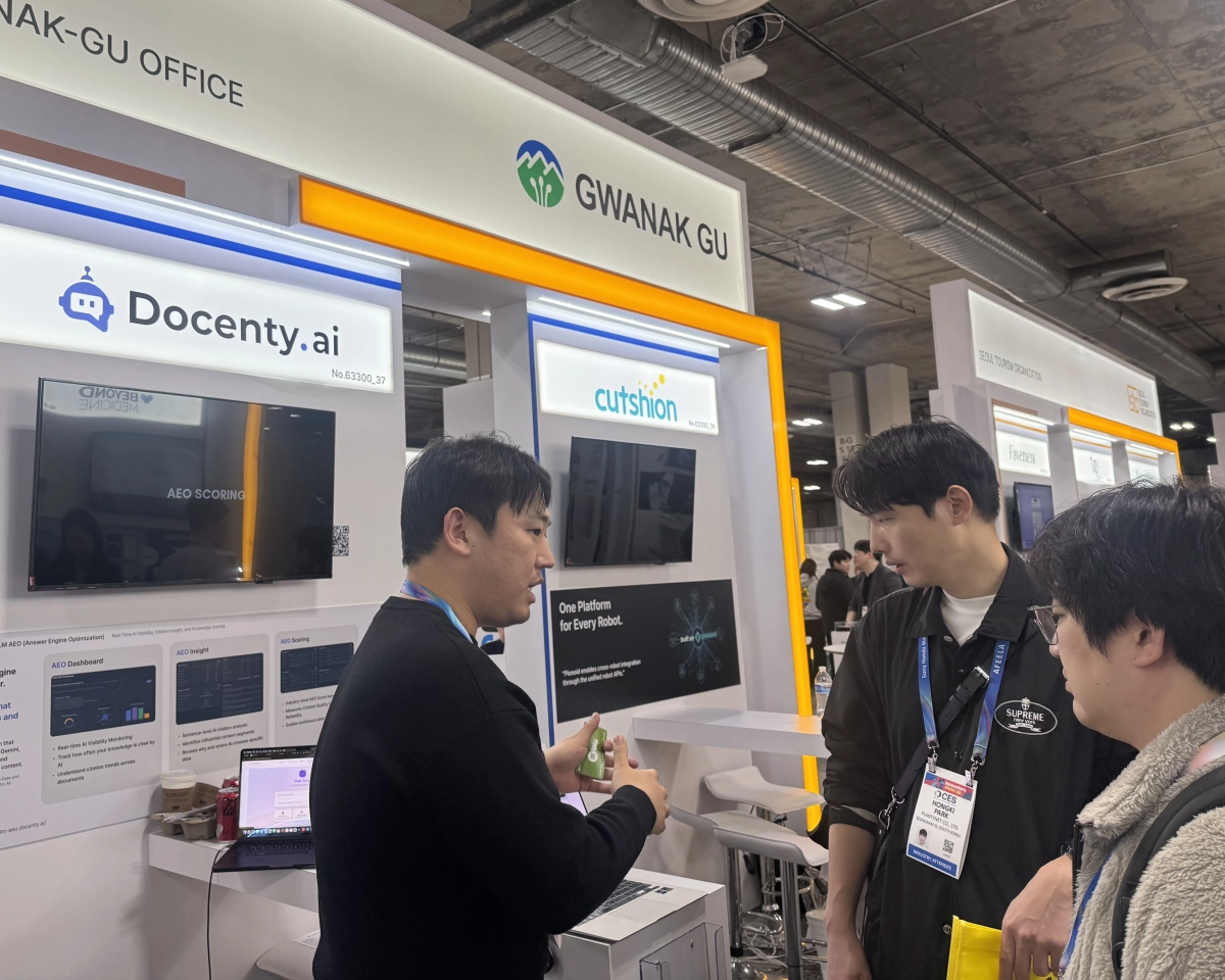 세계 최대 정보기술(IT)·가전 전시회인 ‘CES 2026’ 행사장에 관악구와 서울경제진흥원(SBA)이 함께 마련한 관악S밸리관에서 ‘도슨티’ 관계자가 인공지능(AI) 에이전트 제품을 소개하고 있다. 관악구 제공