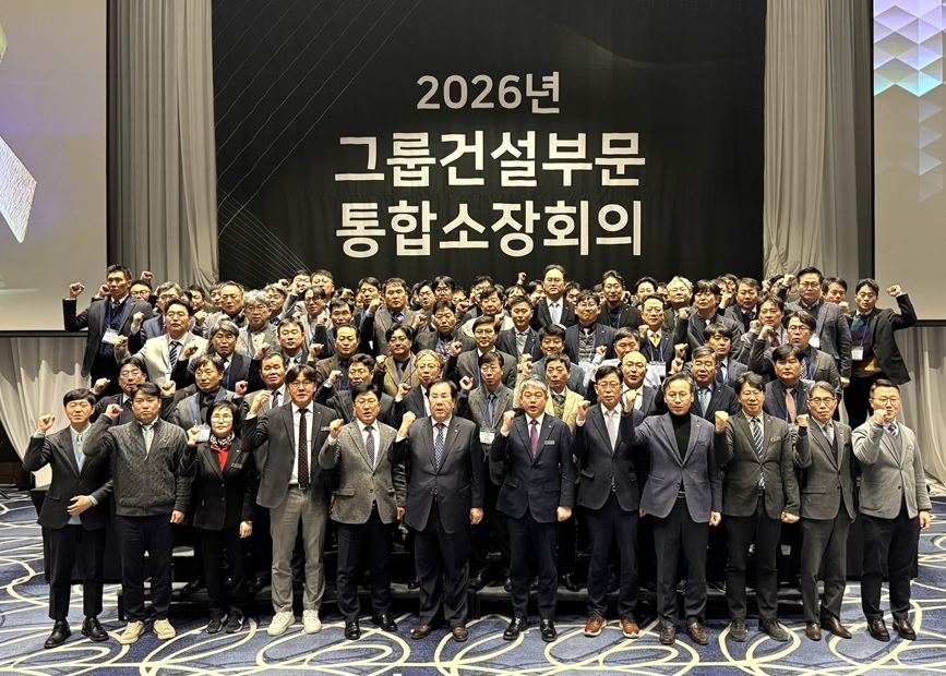우오현(앞줄 왼쪽 여섯 번째) SM그룹 회장과 건설부문 계열사 대표이사 및 현장소장 등 100여명이 지난 23일 강원 강릉시 호텔탑스텐에서 간담회를 가진 뒤 기념촬영을 하고 있다. SM그룹 제공