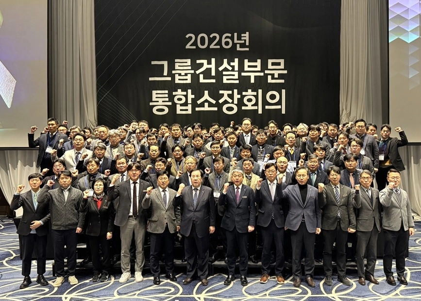 우오현(앞줄 왼쪽 여섯 번째) SM그룹 회장과 건설부문 계열사 대표이사 및 현장소장 등 100여명이 지난 23일 강원 강릉시 호텔탑스텐에서 간담회를 가진 뒤 기념촬영을 하고 있다. SM그룹 제공