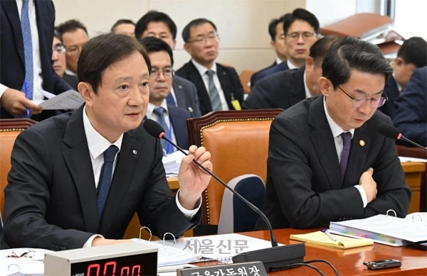 이찬진(왼쪽) 금융감독원장이 지난해 10월 국회 정무위원회 종합감사에 출석해 발언하고 있다. 오른쪽은 이억원 금융위원장.  안주영 전문기자