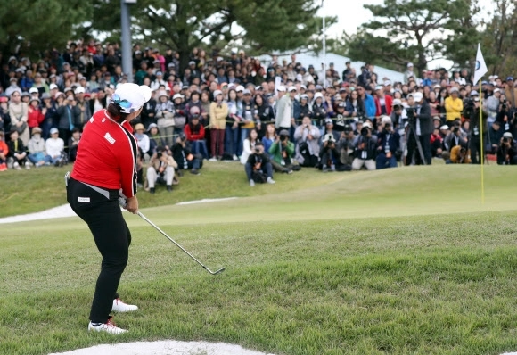 2019년 부산에서 치러진 LPGA투어 BMW 레이디스 챔피언십에는 KLPGA투어 소속 선수 30명이 출전했다. 그린 주변에서 칩샷하는 장하나. 서울신문 DB