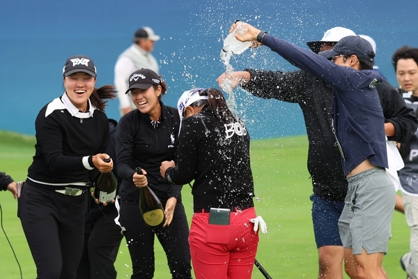 지난해 10월 전남 해남군 파인비치 골프링크스에서 열린 BMW 레이디스 챔피언십 파이널 라운드에서 최종 우승한 김세영(가운데)이 동료 선수들로부터 축하를 받는 모습. 이 대회에 KLPGA투어 선수는 단 한 명도 출전하지 못했다. 서울신문 DB