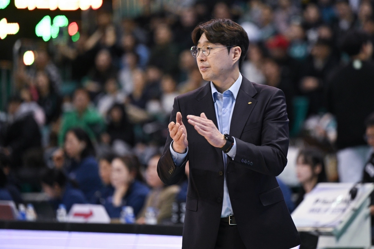 김완수 청주 KB 감독이 24일 경기 부천체육관에서 열린 2025~26 여자프로농구 부천 하나은행과 KB의 경기에서 선수들을 독려하고 있다. 2026.1.25 WKBL 제공