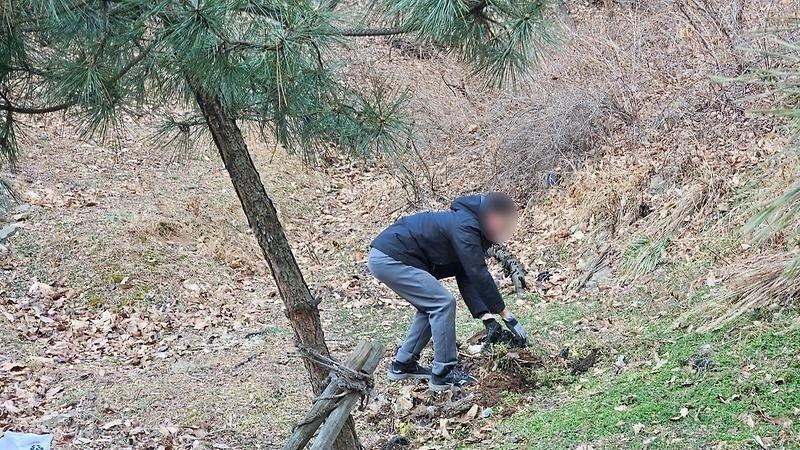 얼굴이 얼어붙는 듯한 강추위에 홀로 산속에 묻힌 쓰레기를 빼낸 외국인 남성(사진)의 선행이 알려졌다. 인천 부평구 홈페이지 캡처