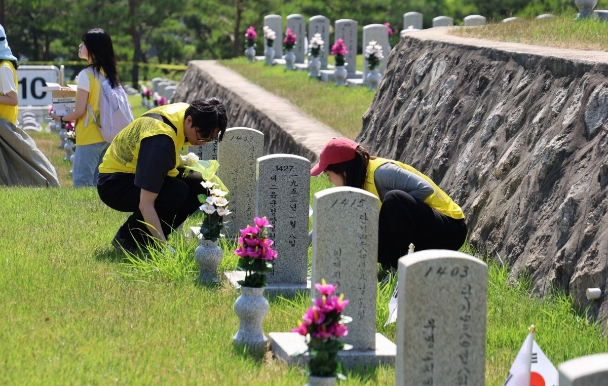 지난해 6월 오뚜기봉사단이 국립서울현충원 장병묘역에서 비석 닦기 봉사활동을 하고 있다. 오뚜기 제공
