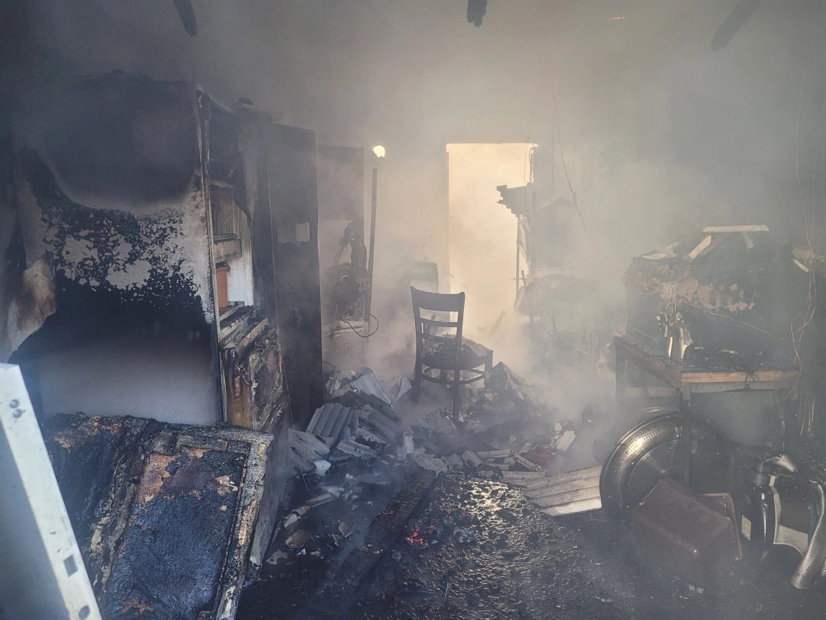 경북 포항 한 주택에서 지난 25일 발생한 화재. 경북소방본부 제공