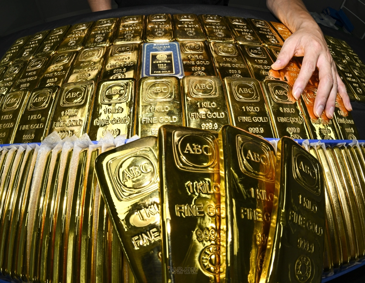 23일 서울 종로구 삼성금거래소에서 직원이 골드바를 내보이고 있다. 2026.1.23  홍윤기 기자