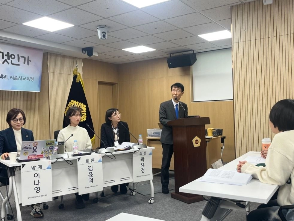 지난 19일 열린  ‘학교 앞 혐오시위·역사왜곡 어떻게 대응할 것인가’ 토론회에서 인사말을 하는 전병주 부위원장