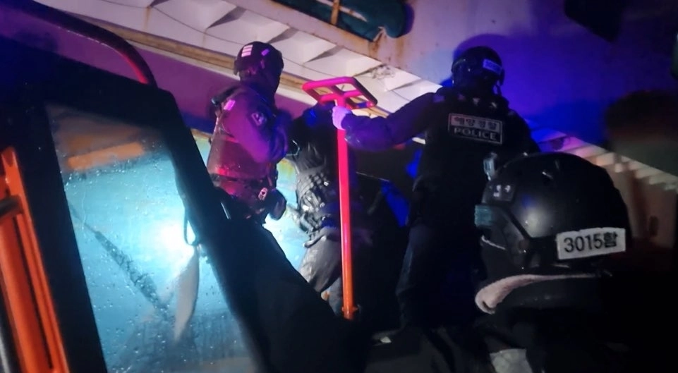 목포해경이 지난 24일 신안군 가거도 남서방 약 103km 해상에서 불법 조업중이던 중국어선에 오르고 있다. (목포해양경찰 제공)