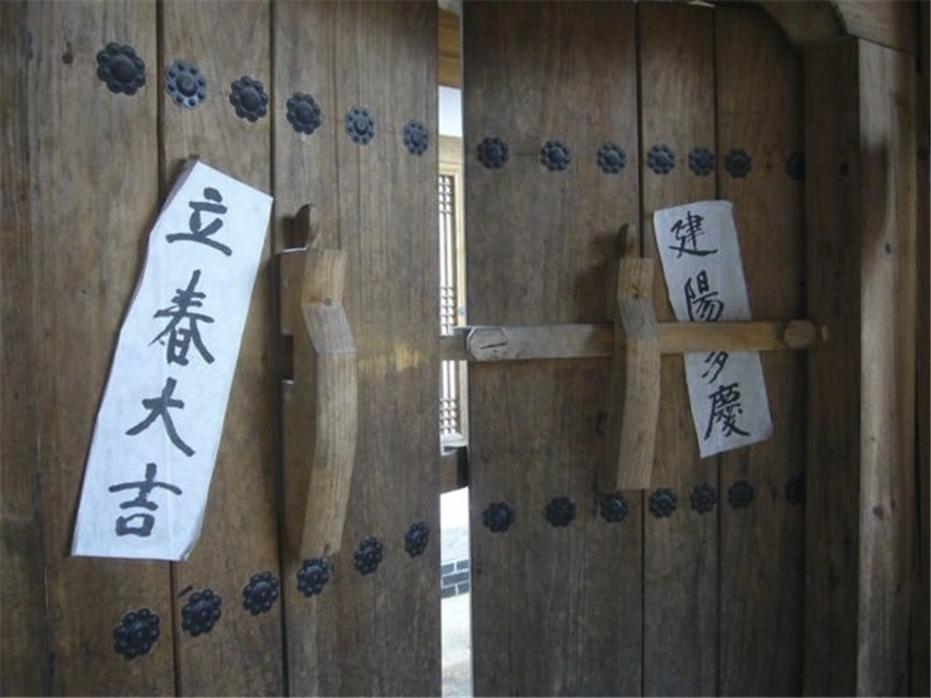 봄이 시작되는 24절기 ‘입춘’이 되면 봄이 온 것을 축하하고 한해가 다복하기를 바라며 좋은 문구를 써서 대문이나 기둥에 ‘입춘축(立春祝)’을 붙이는 것도 풍속이 있다. 입춘축은 입춘첩(立春帖)이라고도 부른다.  국립민속박물관 제공