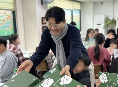 방송인 박수홍이 25년 동안 인연을 이어 온 경기  동두천시 애신보육원에 3000만원 상당의 기부금과 물품을 전달했다. 사진=박수홍측 제공