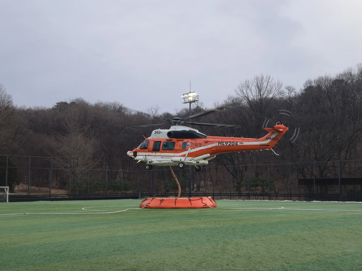 이동식 저수조에서 담수 중인 산불 진화 헬기. 산림청 제공